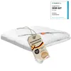A folded white duvet with a tag attached by string. Voir les images du produit