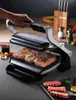 A hand is shown closing a grill with steaks inside, with cooked steaks on a tray in the foreground. Voir les images du produit