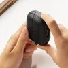 Hands holding a black case for wireless earbuds. Voir les images du produit