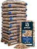 A pallet stacked with bags of wood chips, with a single bag in the foreground. Produktbild-Vorschau