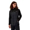 Isolierte Vaskye Hybrid-Kapuzenjacke von Berghaus in Schwarz; mit Reißverschluss und Steppdesign; getragen von einem Mann mit lockigem Haar. Produktbild-Vorschau