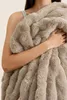 Koc Bunny 200x220 cm Taupe z mikrofibry 700 g/m2 Podgląd zdjęcia produktu 4