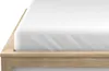 A close-up view of a white fitted sheet on a wooden bed frame. Podgląd zdjęcia produktu