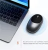 A gray wireless mouse is placed next to a laptop keyboard, with a blue circle indicating Bluetooth connectivity. Anteprima dell’immagine prodotto