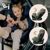 A child is being secured in a car seat, with inset images showing the car seat's recline adjustments. Podgląd zdjęcia produktu
