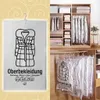 Vakuum-Aufbewahrungsbeutel für Kleidung, einer mit einer Mantel-Illustration und Text, andere hängend im Schrank mit Kleidung darin Náhled obrázku produktu