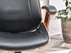 Close-up of a black leather office chair with wooden accents. Anteprima dell’immagine prodotto