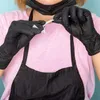 A person wearing black gloves and a pink shirt with a black apron is shown adjusting a black face mask. Produktbild-Vorschau