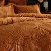 A close-up view of a rust-colored quilted bedding set with a leaf pattern. Anteprima dell’immagine prodotto