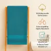 A teal sauna towel is displayed on a wooden rack, with informational graphics on the right side. Produktbild-Vorschau