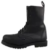 Auf dem Bild ist ein schwarzer Stiefel von der Seite zu sehen. Der Stiefel hat eine klare Form und eine robuste Sohle. Produktbild-Vorschau