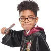 Kind trägt Harry Potter Kostüm mit schwarzer runder Brille und hält den braunen Zauberstab für einen magischen Zauberer-Look. Produktbild-Vorschau
