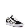 A single Vans Old Skool sneaker with a black and white checkerboard pattern is shown against a white background. Voir les images du produit
