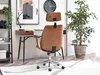 A modern office chair with a walnut finish is shown from the back, placed in a home office setting with a desk, lamp, and plant. Anteprima dell’immagine prodotto