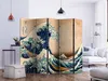 A room divider with a Japanese wave motif is set up in a modern living room, with a sofa and floor lamp in the background. Anteprima dell’immagine prodotto