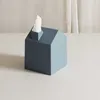 A blue house-shaped tissue box with a tissue emerging from the chimney sits on a light-colored surface. Anteprima dell’immagine prodotto