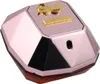 Nahaufnahme des facettierten Flakons von Lady Million Empire mit goldenem Schriftzug und Sprühkopf, in glänzendem Rosa-Metallic. Produktbild-Vorschau