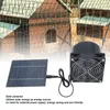 A solar-powered fan and solar panel are shown in front of two dog houses, suggesting outdoor use for ventilation. Voir les images du produit