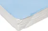 A close-up view of a light blue mattress protector on a white mattress. Náhled obrázku produktu