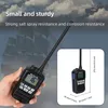 A hand holding a walkie-talkie with a ship in the background, and a separate inset showing dimensions. Voir les images du produit