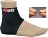 A black ankle brace on a mannequin foot, with an inset showing hands stretching a thin material. Anteprima dell’immagine prodotto