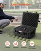 A man is crouching next to an open black hard case filled with camera lenses, with a grassy outdoor background. Anteprima dell’immagine prodotto