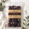 Gaia Kallisti Kalamata-Oliven Vakuumbeutel auf weißem Stoff Produktbild-Vorschau