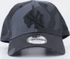 A close-up studio shot of a New York Yankees baseball cap. Produktbild-Vorschau