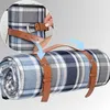 A rolled-up picnic blanket with leather straps and buckles, shown with a close-up inset of how the strap is fastened. Anteprima dell’immagine prodotto