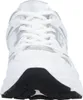 Auf dem Bild ist ein weißer Freizeitschuh zu sehen der von der Seite betrachtet wird. Der Schuh hat ein modernes Design mit einem luftigen Obermaterial und einer flexiblen Sohle. Produktbild-Vorschau