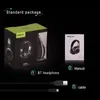 The image shows the standard packaging of a pair of headphones, along with the included accessories. Produktbild-Vorschau