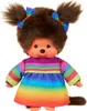 Fille en robe arc-en-ciel | Poupée Monchhichi de 20 cm | Voir les images du produit 1