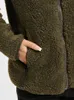 A close-up shot of a person's hand in the pocket of a fuzzy green jacket. Produktbild-Vorschau