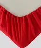 A close-up view of a red fleece fitted sheet. Produktbild-Vorschau