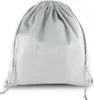 A light gray drawstring bag with the Guess logo embroidered on the front. Anteprima dell’immagine prodotto