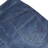 Detailansicht der hinteren Tasche einer Hurrikan Jeans von Ocun; dunkelblaue Jeans mit roten Nähten. Produktbild-Vorschau