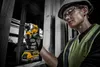 A construction worker in safety gear holds a DeWalt impact driver. Anteprima dell’immagine prodotto