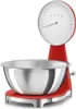 A red Smeg kitchen scale with a silver bowl. Náhľad obrázku produktu