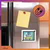 A digital weather station is attached to a refrigerator door, next to a yellow sticky note and a magnetic icon. Anteprima dell’immagine prodotto