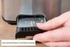 Hand zieht Krümelschublade aus Metall mit Brotkrümeln aus Unold Toaster Thommy heraus.
 Anteprima dell’immagine prodotto
