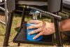 A hand is shown connecting a blue gas canister to a grill. Náhľad obrázku produktu