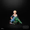 A Star Wars Black Series action figure of Omega from The Bad Batch, holding a blue and green creature, on a black background. Produktbild-Vorschau