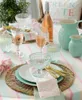 A table setting with drinks, plates, and decorative items. Anteprima dell’immagine prodotto