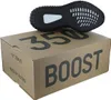 A shoe placed on top of its packaging box. Produktbild-Vorschau
