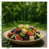 Poleihen von Olivenöl über einen frischen griechischen Salat Produktbild-Vorschau