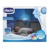 A baby sleeping in a crib with a Chicco Next2Stars First Dreams projector box in the foreground. Produktbild-Vorschau