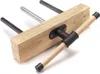 A woodworking vise mounted on a wooden block, shown against a white background. Produktbild-Vorschau