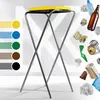 A product shot of a trash bag holder with various recyclable items scattered around it. Anteprima dell’immagine prodotto
