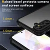 Close-up view of a phone case and screen protector, highlighting raised bezels. Produktbild-Vorschau
