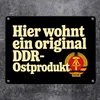 Hier wohnt ein original DDR-Ostprodukt Metallschild in Produktbild-Vorschau 2
